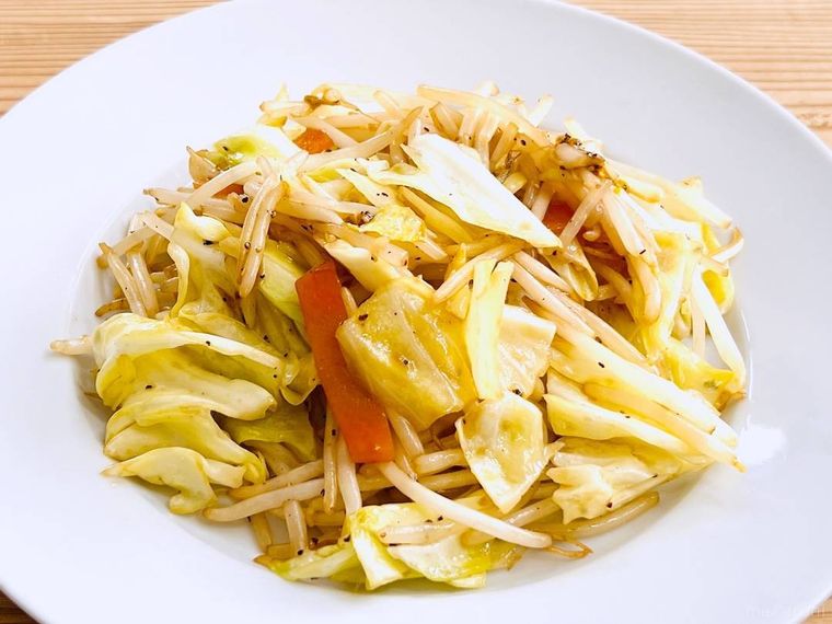 白い皿に盛られた野菜炒め