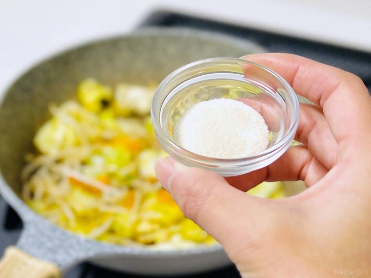 野菜炒めが入ったフライパンと粉末寒天