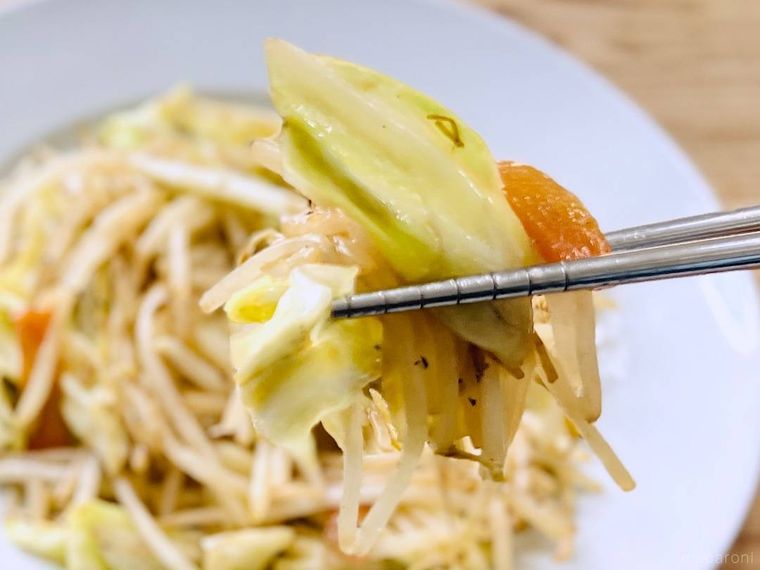 野菜炒めを箸で持ち上げている様子