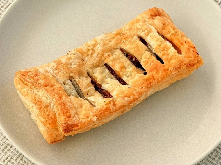 袋から取り出したお店で焼いた アップルパイが皿に盛り付けられている様子