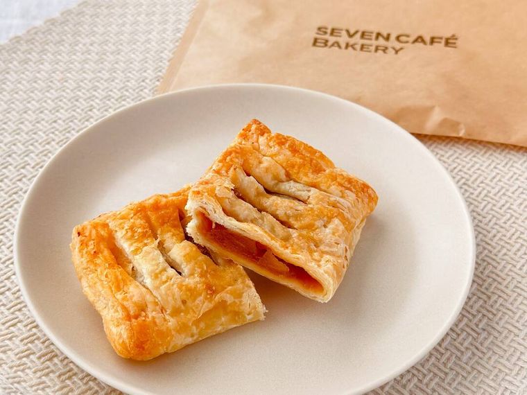 セブンイレブンお店で焼いた アップルパイとパッケージが並べられている様子