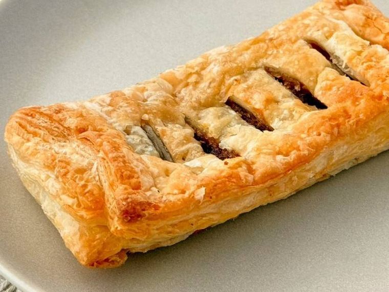 白皿にのったお店で焼いた アップルパイ