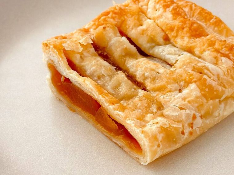 セブンイレブンお店で焼いた アップルパイの断面