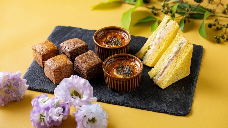 タラモサラダとワカモレのサンドラザーニアいちごと桜のスコーンチョコレートとピスタチオのスコーンのイメージ