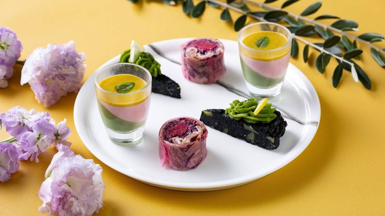 ほうれん草とビーツのムースパストラミと野菜のロールイカスミとブロッコリーのトルティージャのイメージ