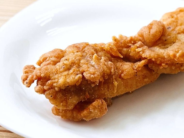 まるかじりケンタを皿にのせた様子