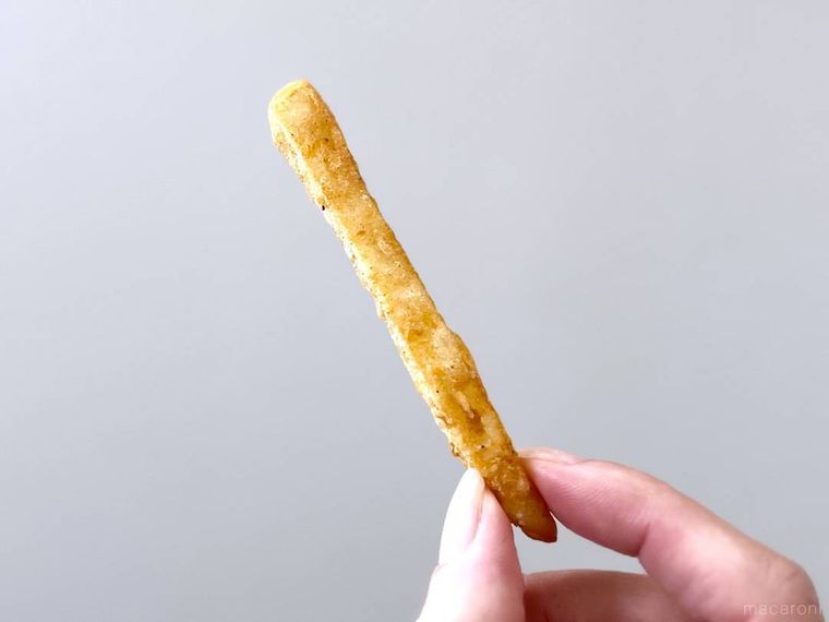 カーネルクランチポテトを指でつまんでいる様子