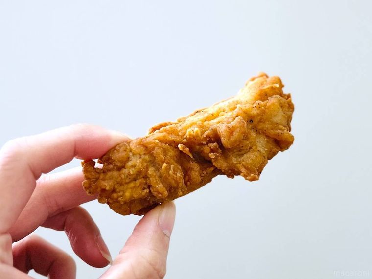 まるかじりケンタを手で持っている様子