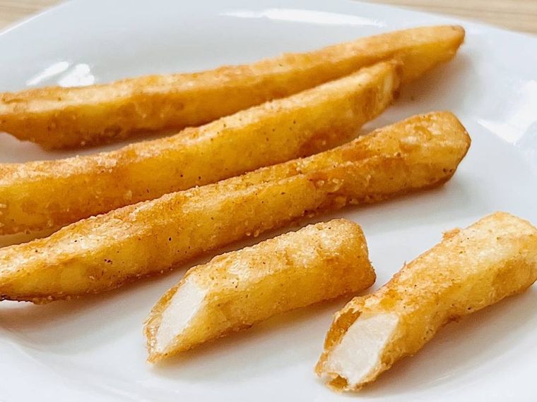 カーネルクランチポテトを皿に出した様子