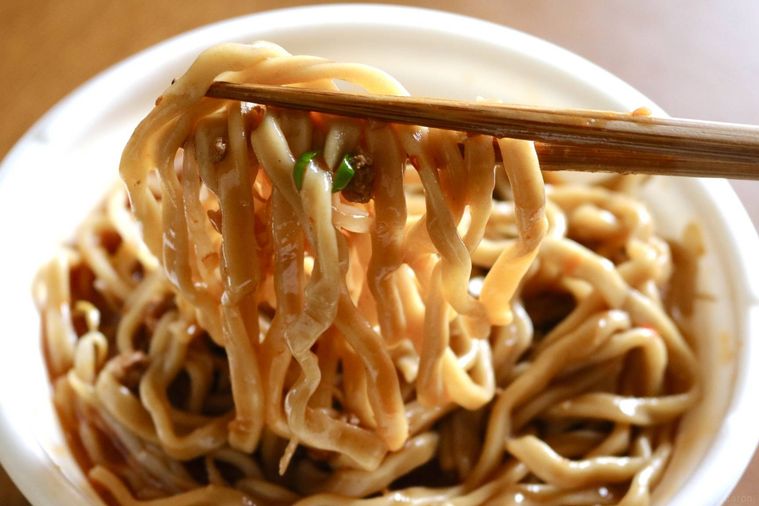 極太麺を持ち上げている
