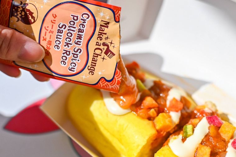 ソースをかけているところ