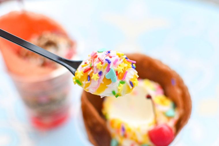 アイスをスプーンですくっているところ