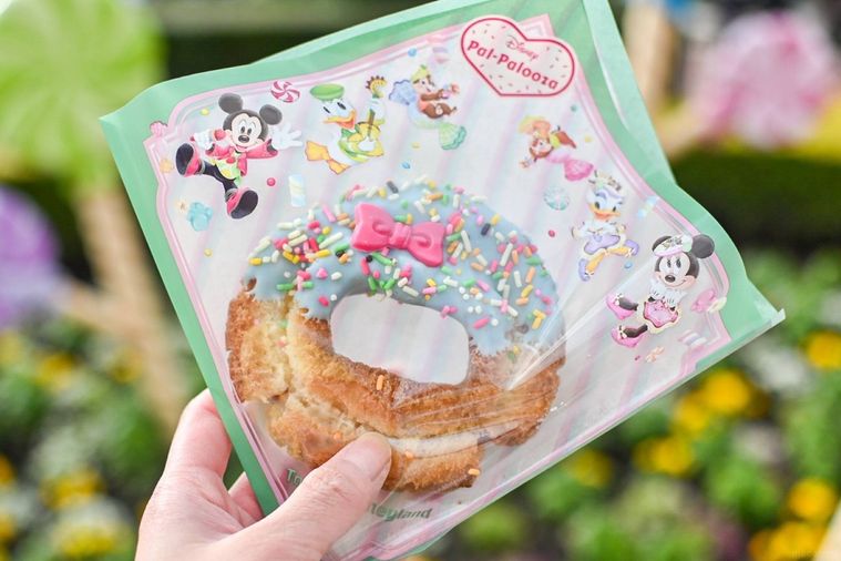 ドーナツのパッケージを持っているところ