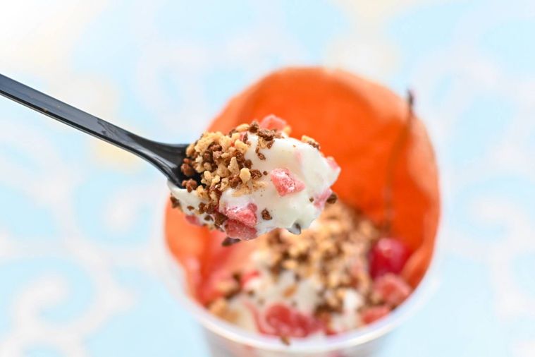 アイスをスプーンですくっているところ