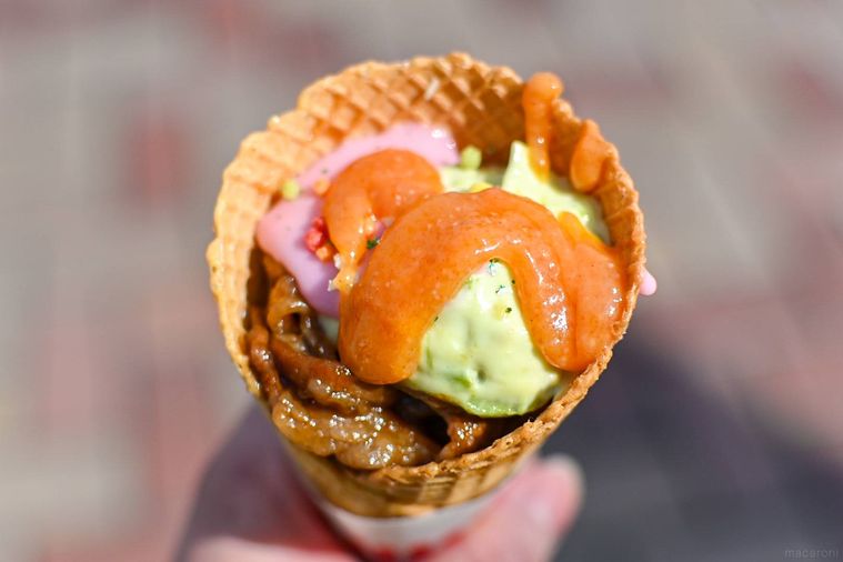 ソースをのせた牛カルビコーン