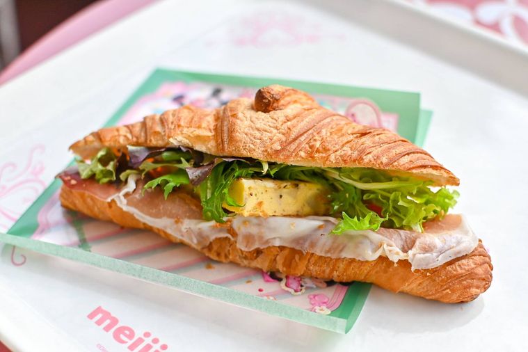 クロワッサンサンドのアップ