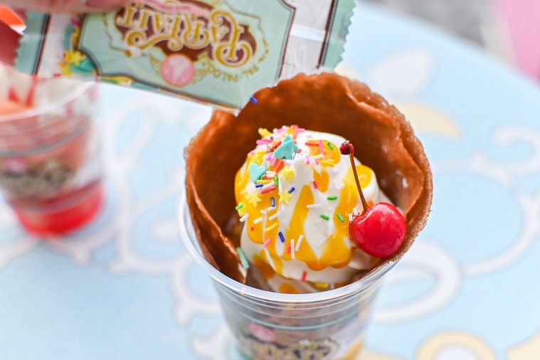 アイスにトッピングをのせているところ