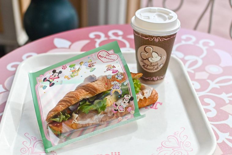 クロワッサンとドリンク