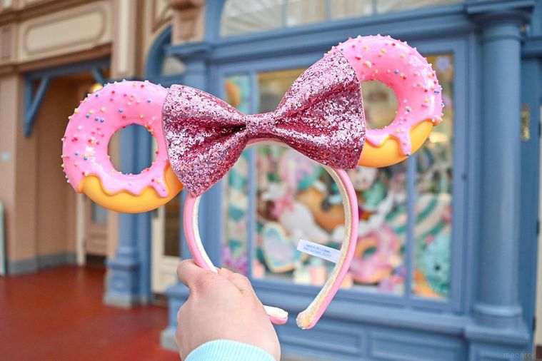 カチューシャを持っているところ