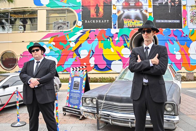 パトカーと2人の兄弟