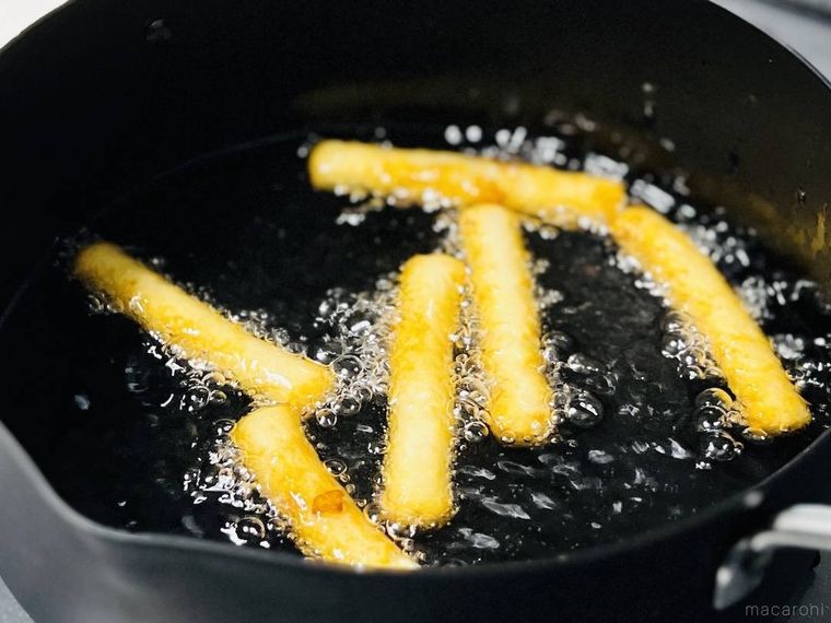 もちもちポテトフライを油で揚げている様子