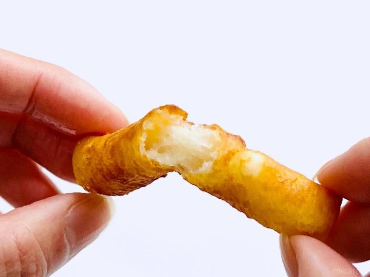 もちもちポテトフライを半分に割っている様子