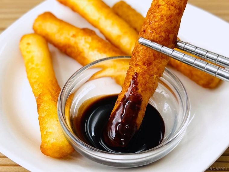 もちもちポテトフライにチョコレートソースを付けている様子
