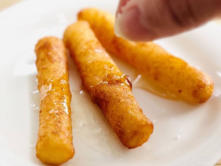 はちみつをかけたもちもちポテトフライに塩を振っている様子