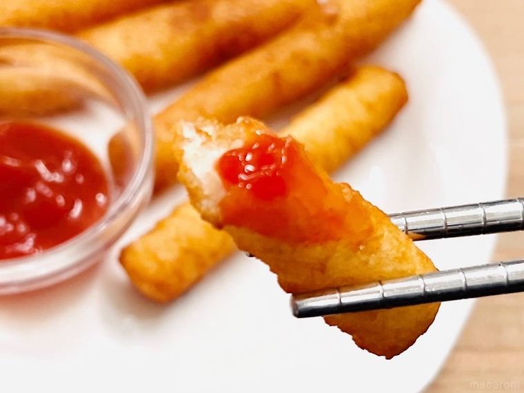 もちもちポテトフライを箸で持ち上げている様子