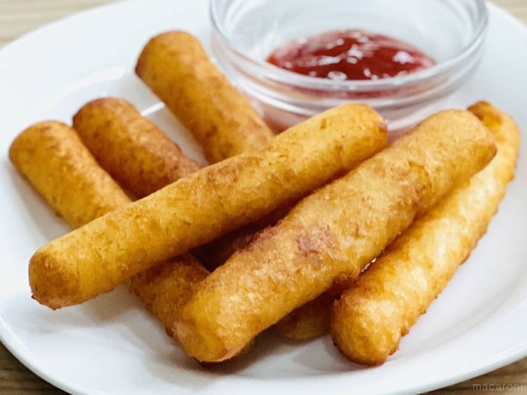 もちもちポテトフライを皿に盛り付けた様子