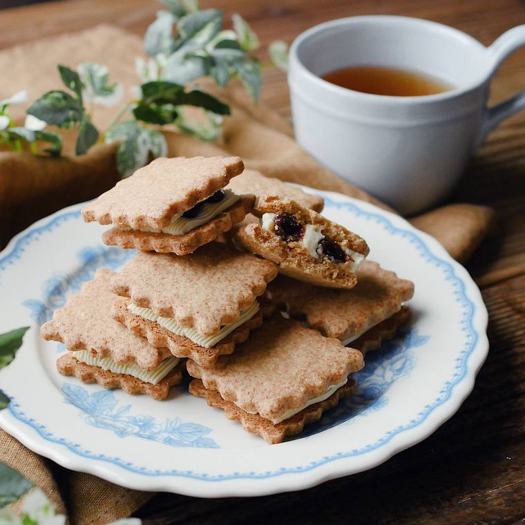 白い皿に盛り付けられたレーズンクリームクッキー