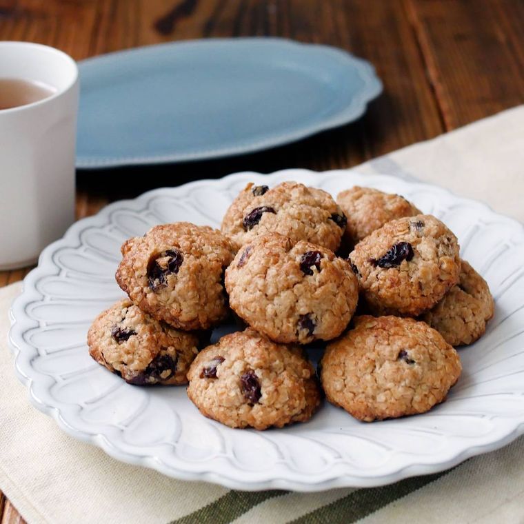 白い皿に盛り付けられたオートミールとレーズンのクッキー