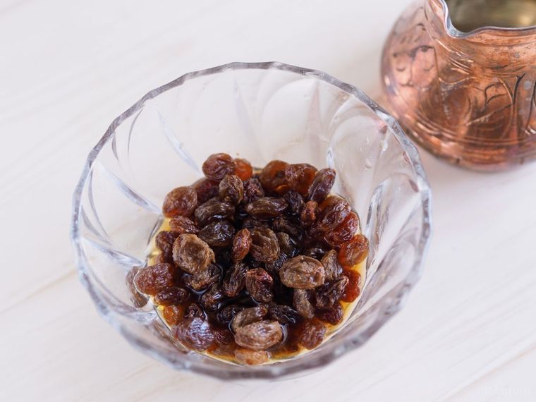 レーズンにシロップを入れる