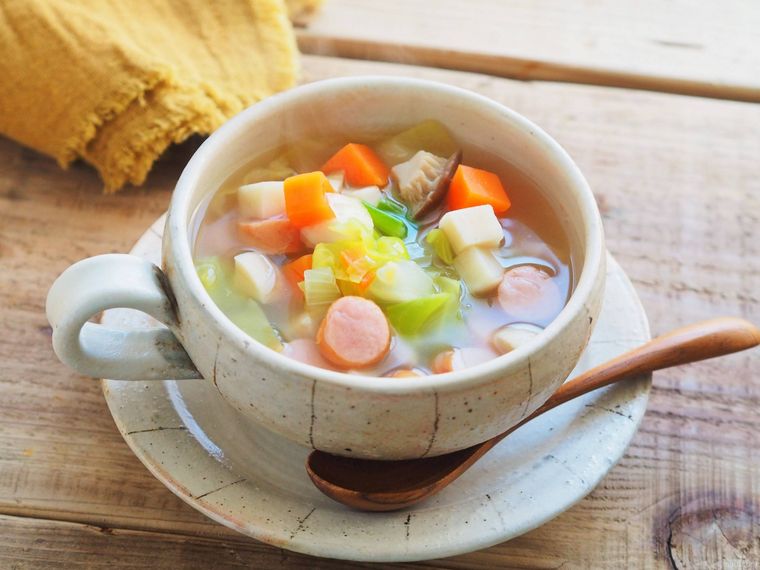 白いカップに入った具だくさんスープ