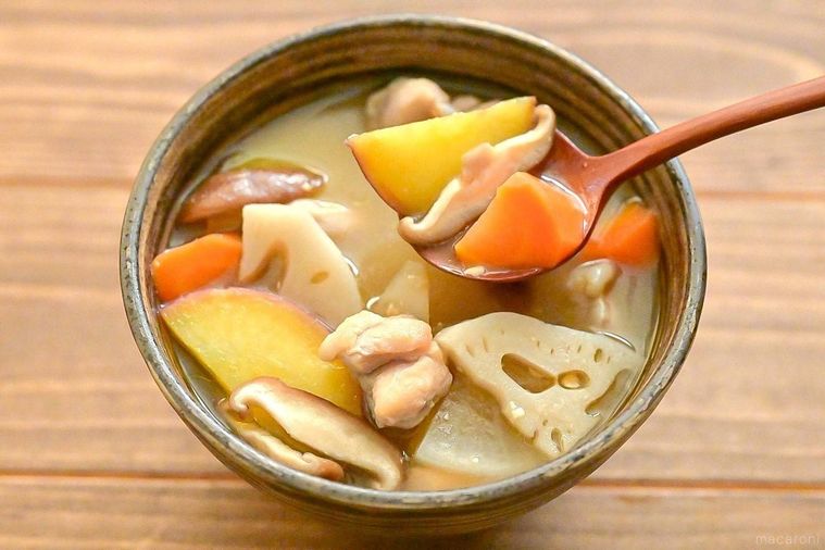 スプーンで持ち上げたさつま汁