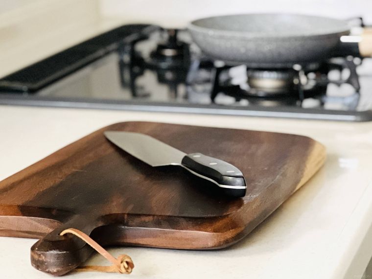 キッチンの調理台にまな板と包丁が置かれている様子