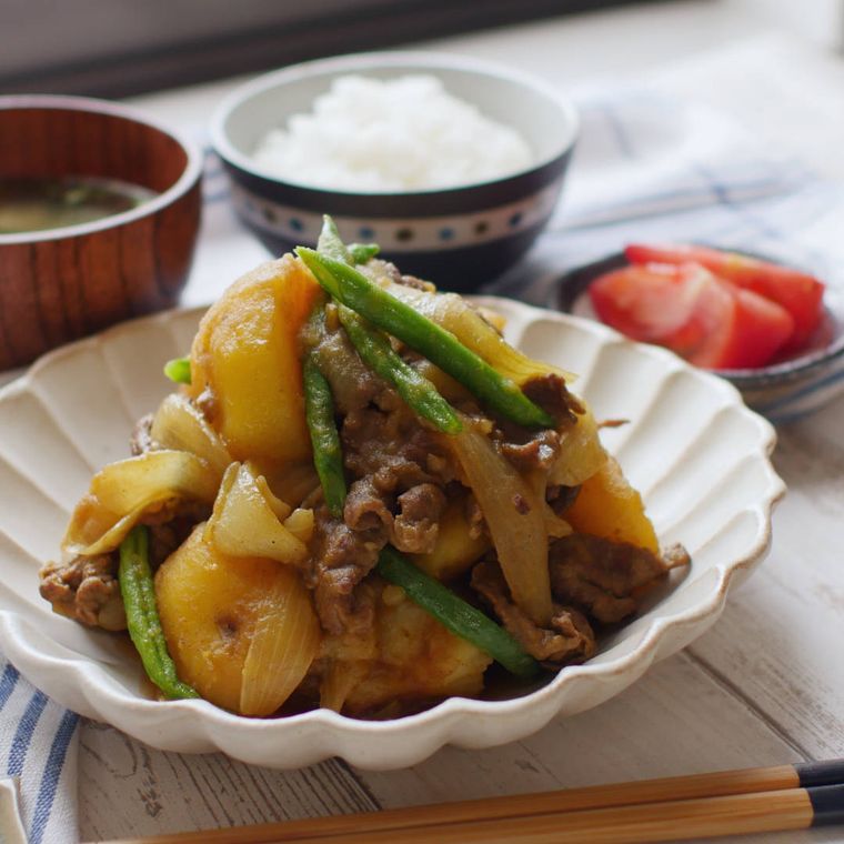 肉じゃがと汁物、ご飯が並ぶ食卓