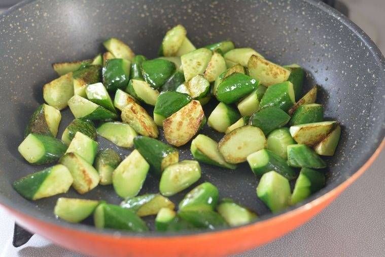 フライパンできゅうりを炒める様子