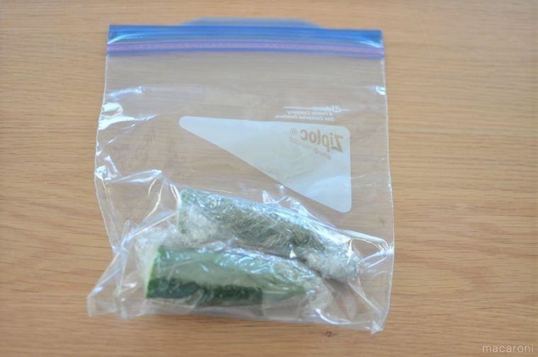 半分に切ったきゅうりをジップ付き保存袋に入れて保存している様子