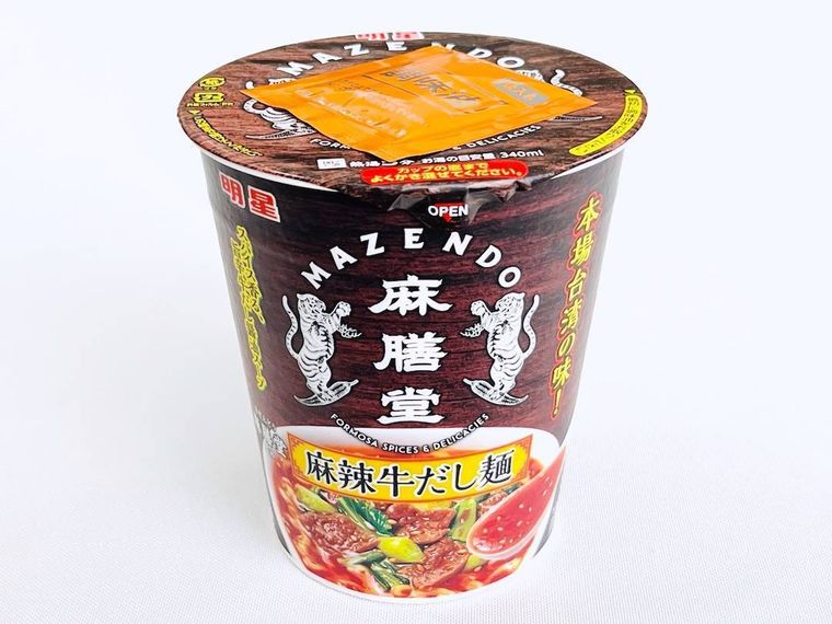 明星 麻膳堂監修 麻辣牛だし麺をテープルに置いた様子