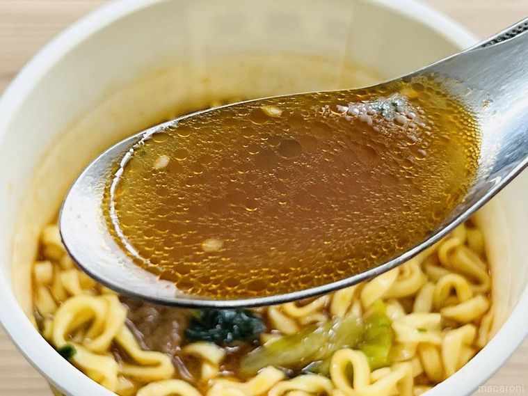 明星 麻膳堂監修 麻辣牛だし麺のスープをレンゲですくった様子