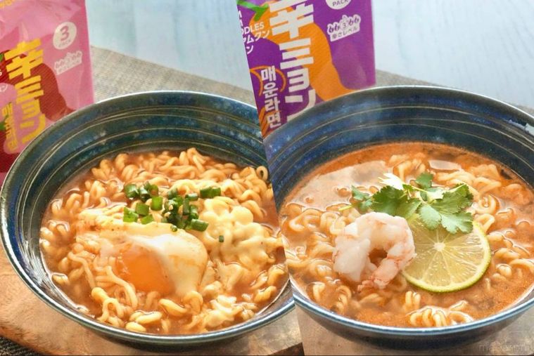 2種類の辛いインスタントラーメンとカラフルなパッケージ
