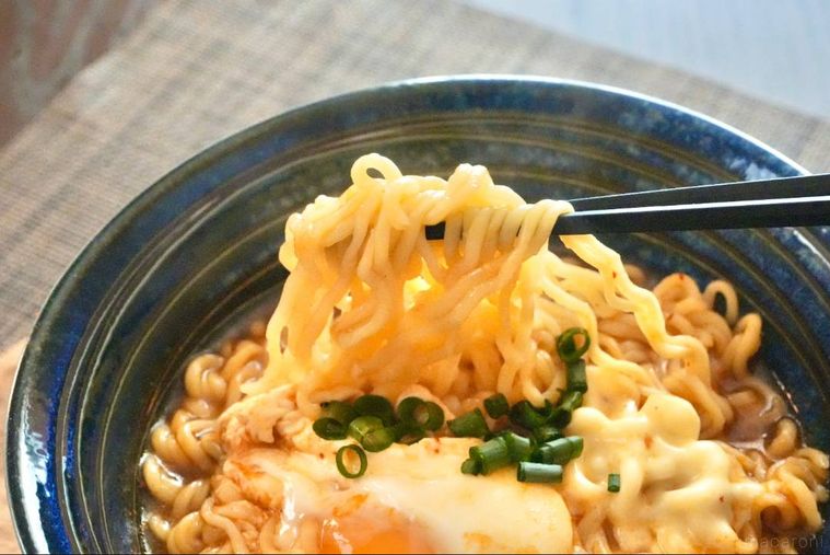 韓国風旨辛ラーメンの麺を黒い箸で持ち上げる様子
