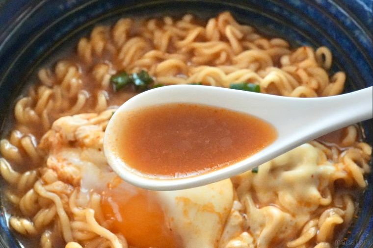 韓国風旨辛ラーメンのスープを白いれんげですくう様子