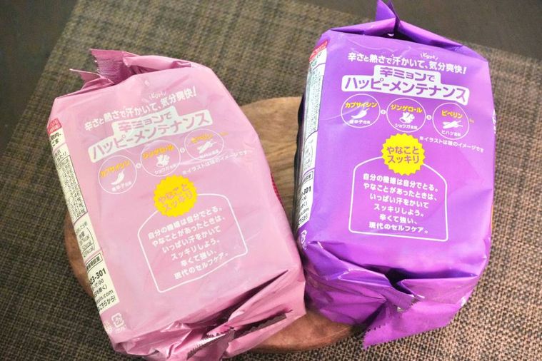 ピンク色と紫色のパッケージのインスタントラーメン