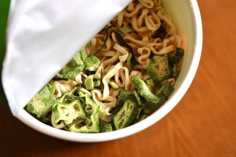 お湯を入れる前のカップうどん