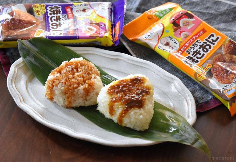 皿に盛った焼きおにぎり2個、焼きおにのパッケージ2種