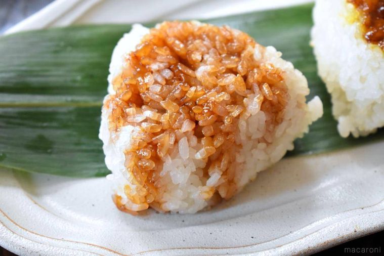 皿にのせたしょうゆ味の焼きおにぎり