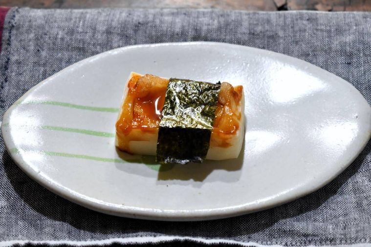 皿にのせたいそべ餅