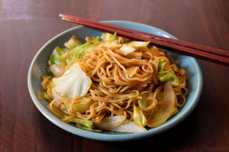 皿に盛った焼きそば